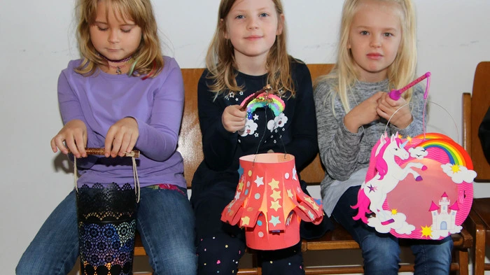 Kinder warteten mit ihren Eltern gespannt auf das Martinsfest im Pfarrsaal.