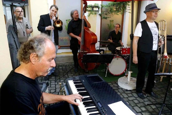 In das elftägige Dixieland- und Swingfestival startete die Beisl Band mit Band Leader Peter Lorenz.