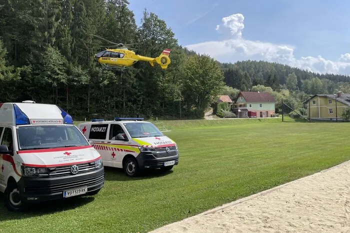 Der Schwerverletzte wurde mit dem Notarzthubschrauber C12 ins LKH Graz geflogen.