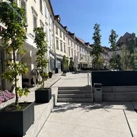 Der Hohe Platz lädt seit Kurzem auf den neuen Sitzbänken umgeben von Pflanzentrögen zum Verweilen ein