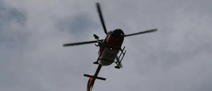 Der verletzte Lenker wurde mit dem Rettungshubschrauber RK1 ins Krankenhaus gebracht (Symbolfoto)