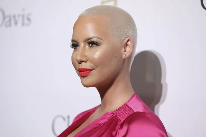 Für das Kurven-Model Amber Rose ist der blonde Kurzhaarschnitt bereits zu einem Markenzeichen geworden.