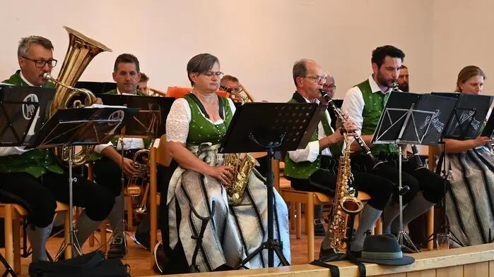 Die Trachtenkapelle Steuerberg überzeugte die Gäste mit ihren musikalischen Klängen. 