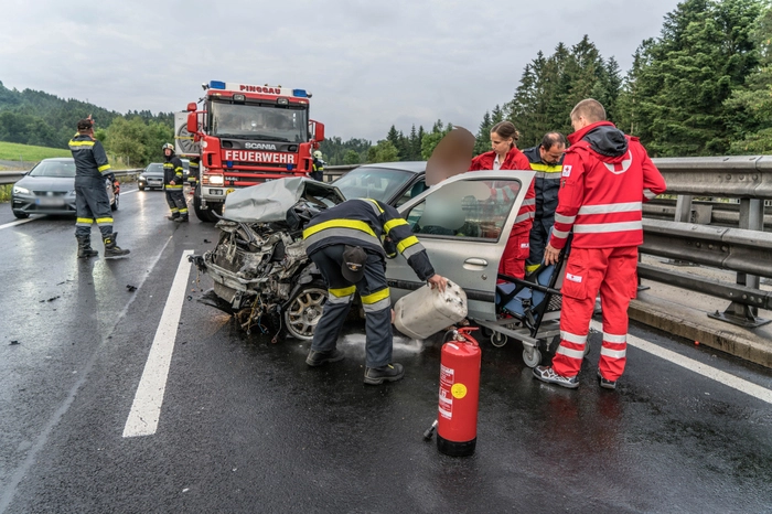 Hauptgrund für die Unfallserie war wohl die regennasse Fahrbahn in diesem sehr kurvigen Autobahnabschnitt der A2.