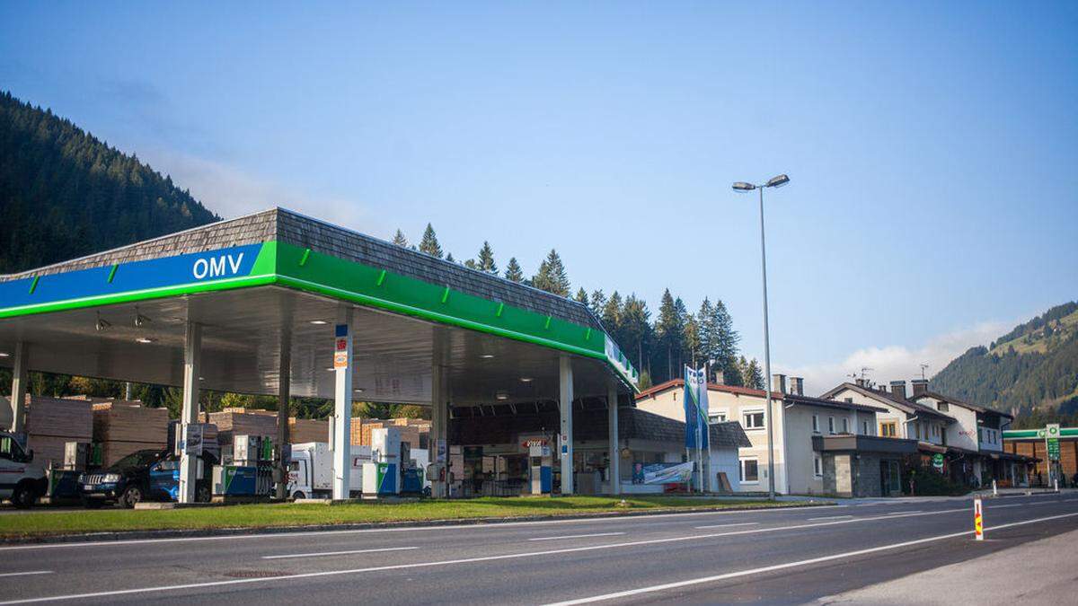 Zwei Tankstellen gibt es an der Grenze in Arnbach. Bei beiden läuft das Geschäft