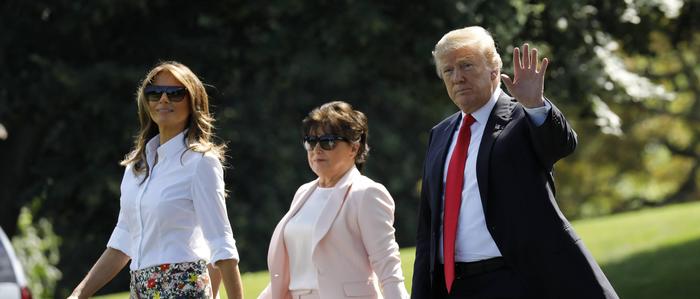 Amalija Knaus zwischen ihrer Tochter Melania und ihrem Schwiegersohn Donald Trump 