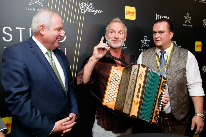 ... und eine Ziehharmonika von Landeshauptmann Hermann Schützenhöfer: Großer Bahnhof für Superstar Sting im Styria Media Center.