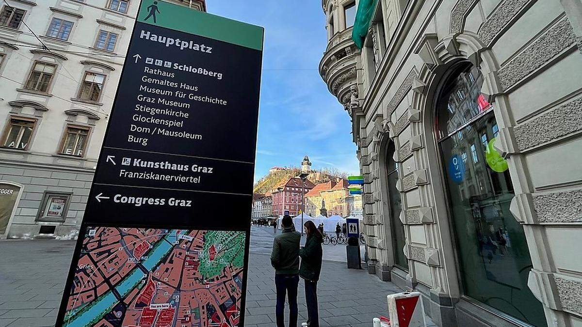 Dieser Tage wurden die ersten Wegweiser-Stelen in der Grazer Innenstadt aufgestellt.