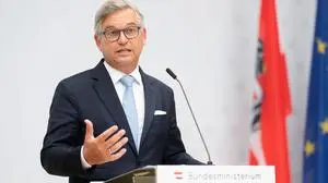 ABD0038_20230823 - WIEN - ÖSTERREICH: Finanzminister Magnus Brunner (ÖVP) am Mittwoch, 23. August 2023, während einer PK nach einem Arbeitsgespräch mit dem Obmann der Bankensparte in der Wirtschaftskammer (WKÖ) und Erste-Group-Chef Willibald Cernko in Wien. - FOTO: APA/GEORG HOCHMUTH