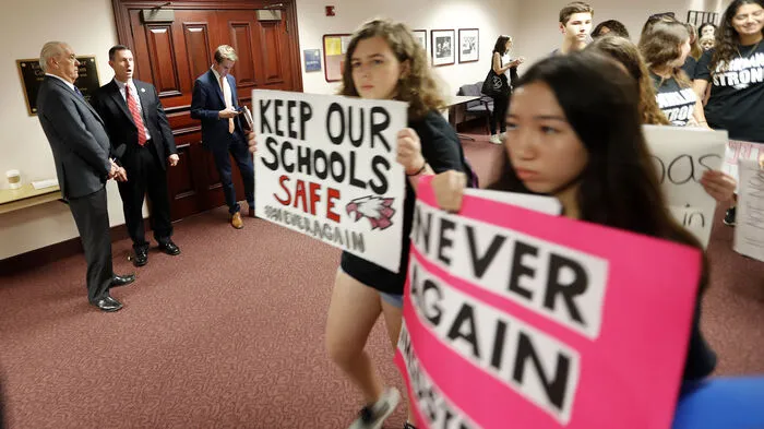 Überlebende des Schulmassakers mit 17 Toten in Florida haben am Mittwoch in der Hauptstadt des Bundesstaates für eine Verschärfung des Waffenrechts in den USA demonstriert.