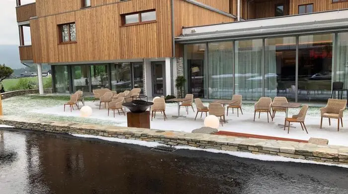 Das Dorfhotel Fasching in Fischbach im Winter? Nein, nach dem Hagelunwetter Anfang Juni, kurz vor der Wiedereröffnungsfeier nach dem Umbau.