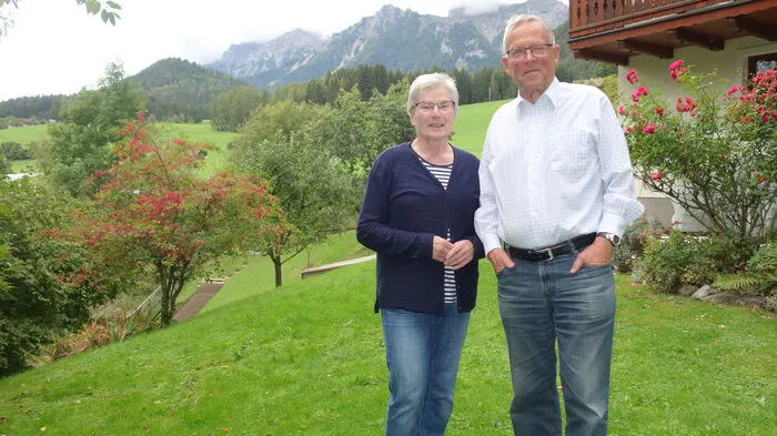 Walter Bastl mit seiner Frau Ingrid vor seinem Haus am Birnberg