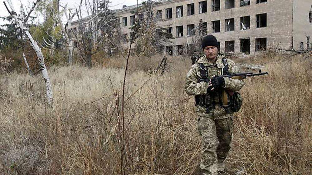 Mit Maschinengewehren und Panzerfäusten gehen Separatisten und ukrainische Soldaten aufeinander los