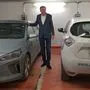 Heribert Krammer, Chef vom Kapfenberger Einkaufszentrum ece, mit seinen beiden Carsharing-Autos