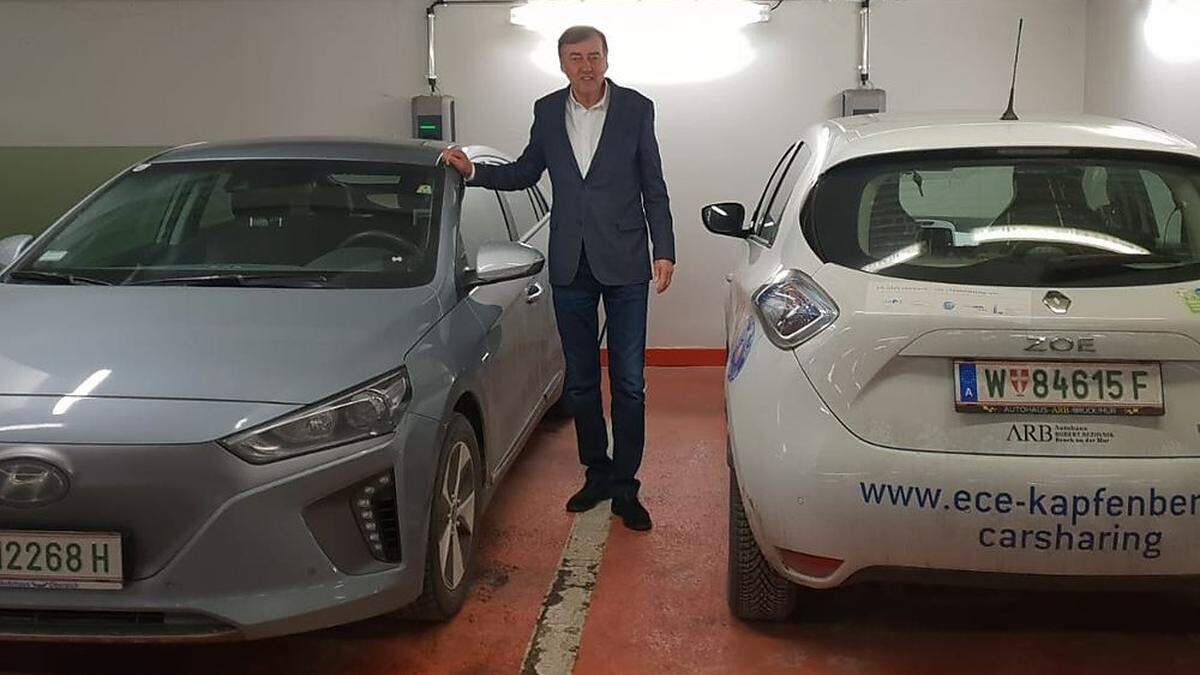 Heribert Krammer, Chef vom Kapfenberger Einkaufszentrum ece, mit seinen beiden Carsharing-Autos