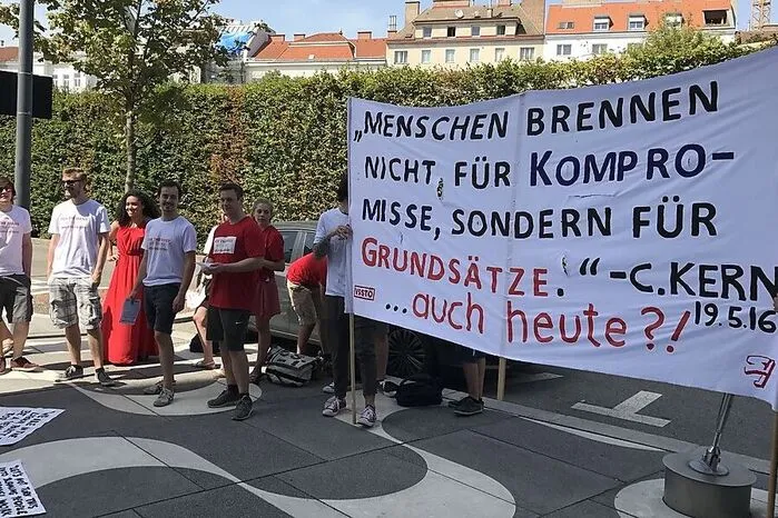 Die sozialistischen Studierenden (VSStÖ) empfinden die Delegierten und die Spitzenfunktionäre der SPÖ mit der Mahnung, auch im Wahlkampf nicht von den Grundsätzen der SPÖ abzugehen.