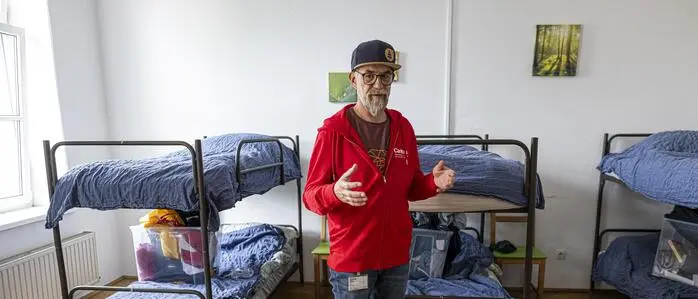 Sozialarbeiter Martin Göhler in einem der Schlafzimmer der Notschlafstelle