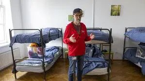 Sozialarbeiter Martin Göhler in einem der Schlafzimmer der Notschlafstelle