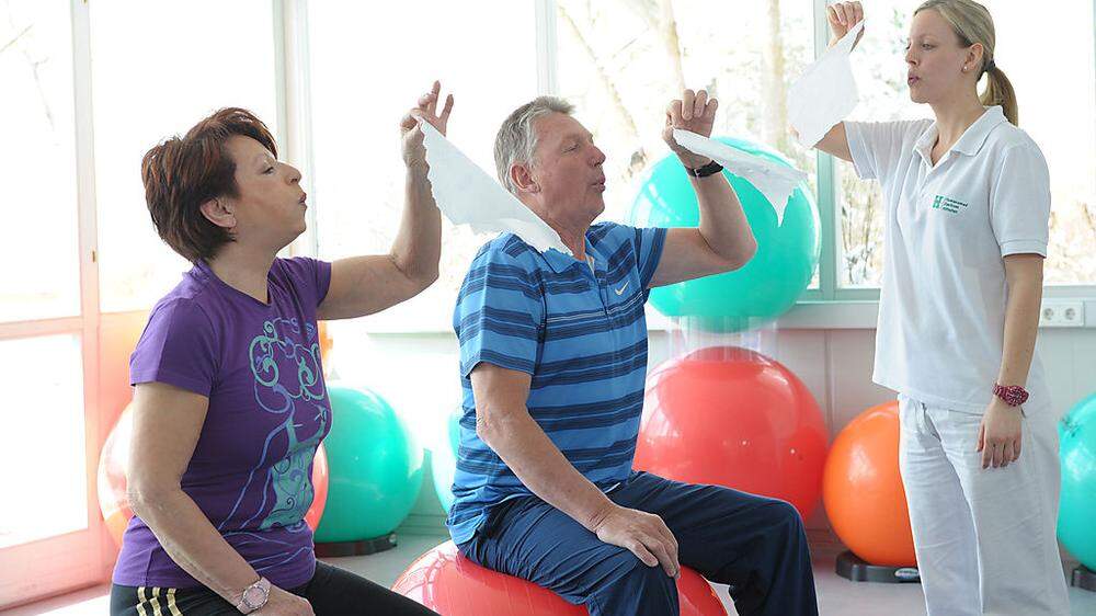 Mit speziellen Atemmuskelübungen werden die Patienten in Althofen trainiert