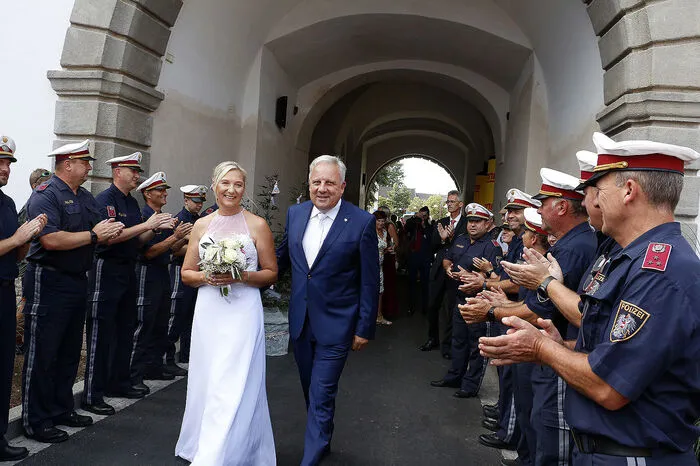 Kennengelernt haben sich die Ilzer Amtsleiterin Sonja Strempfl und Werner Gutzwar, Kommandant der Polizeiinspektion Fürstenfeld, schon vor 27 Jahren beim Knödeleisstockturnier Polizei gegen Gemeinde in ihrer Heimatgemeinde Ilz. Nach einem romantischen Heiratsantrag des Bräutigams bei einer Gondelfahrt in Venedig im August letzten Jahres läuteten am vergangenen Samstag in Fürstenfeld die Hochzeitsglocken.