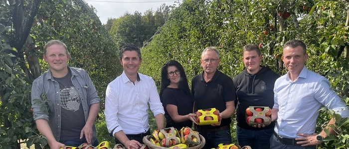 Sie setzten auf oststeirische Bio-Äpfel: Philipp Lang (Einkaufsleiter für Obst und Gemüse bei den Hofer-Lebensmittelmärkten/2.v.l.), die Äpfel-Vermarkter und Biobauern Hansjörg Loder (l.) und Hannes Schaffler (r.) sowie Bettina, Josef und Daniel Tauß (Obstbauern in Etzersdorf bei St. Ruprecht an der Raab)