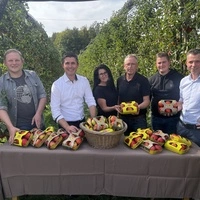 Sie setzten auf oststeirische Bio-Äpfel: Philipp Lang (Einkaufsleiter für Obst und Gemüse bei den Hofer-Lebensmittelmärkten/2.v.l.), die Äpfel-Vermarkter und Biobauern Hansjörg Loder (l.) und Hannes Schaffler (r.) sowie Bettina, Josef und Daniel Tauß (Obstbauern in Etzersdorf bei St. Ruprecht an der Raab)