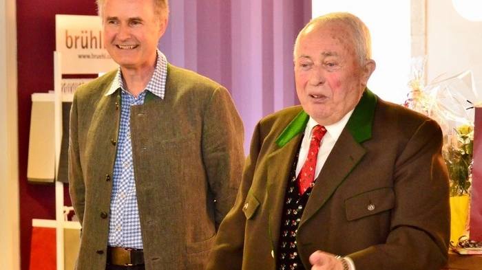 Georg Zimmermann (85), Gründer des Gailtaler Möbelhauses in Podlanig bei Hermagor, stellte sein Buch "Mein Lebensweg" vor. Am Bild mit Sohn Gerhard.