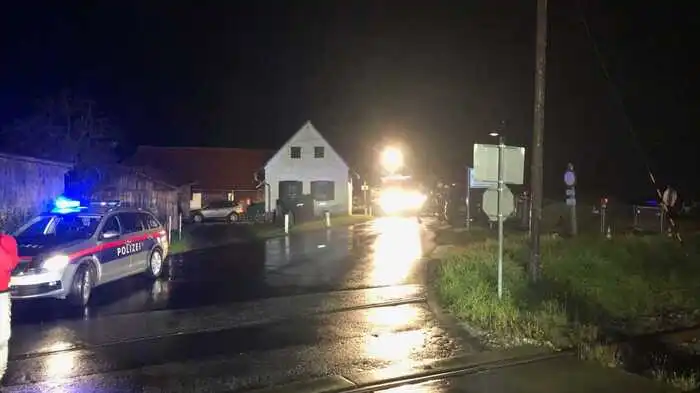 In Untermaierhofen (Gemeinde Bad Waltersdorf) kollidierte am Montag gegen 18.50 Uhr ein Pkw-Lenker (22) an einem unbeschrankten Bahnübergang mit einem Zug. Alle elf Personen, die sich im Zug befanden blieben ebenso unverletzt wie der Lokführer und der Pkw-Lenker.