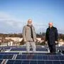 Stadtwerke-Vorstand Erwin Smole (links) und Kabeg-Vorstand Arnold Gabriel auf der PV-Anlage