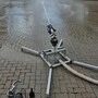 Ein Weitstrahlregner der Firma Komet steht auf dem Firmengelände und versprüht Wasser