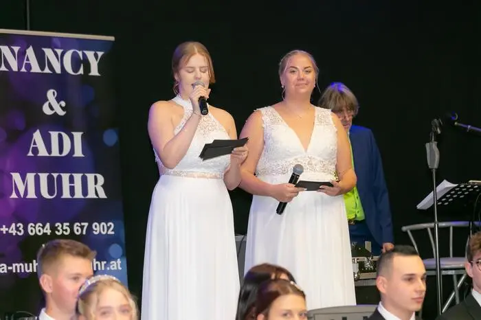 Eröffnet wurde der Ball von den Schülerinnen Anika Dunst und Sophie Hasenkopf, während auch Direktorin Helga Schöller einige Worte an die Gäste richtete.