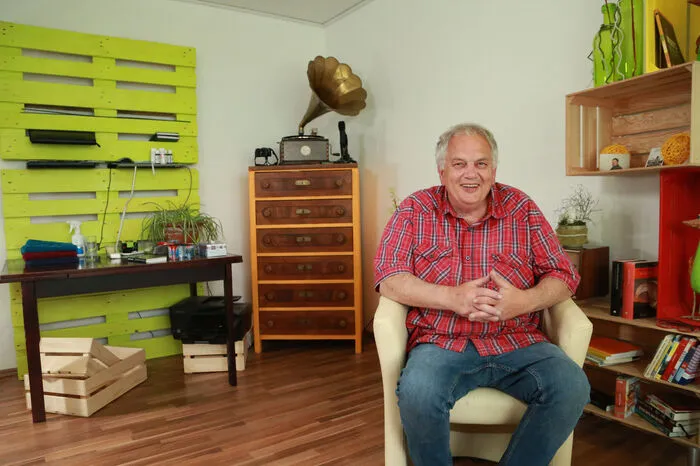 Klaus, 60-jähriger Vertreter aus der Steiermark, lebt allein mit seiner Hundedame Jayjay, die er über alles liebt. Jayjay besetzt derzeit noch die rechte Betthälfte, aber sobald Klaus seine Traumfrau gefunden hat „wird Platz gemacht.“ Damit sie diesen Platz verdient, muss die neue Partnerin allerdings einige Kriterien erfüllen: „Die Dame meines Herzens soll nicht herrschsüchtig sein, sie soll auf eigenen Beinen stehen und groß und schlank sein. Gemeinsames Joggen wäre ein Wunsch des Oststeirers, der sich danach sehnt, dass eine Frau ihn sportlich motiviert: „Ich bleib sonst immer gleich bei der zweiten Parkbank stehen.“ Der Steirer war verheiratet: „Meine Ehe hat sechs Jahre, elf Monate, drei Tage und 22 Stunden gedauert“, erinnert er sich exakt. Danach war Klaus kein Kind von Traurigkeit. Er hatte unter anderem eine Beziehung mit der „letzten, regierenden Miss Dessous Ostdeutschland,“ gerät der Vertreter ins Schwärmen. Aber, vorbei ist vorbei. Jetzt wird Platz für die neue Liebe gemacht.