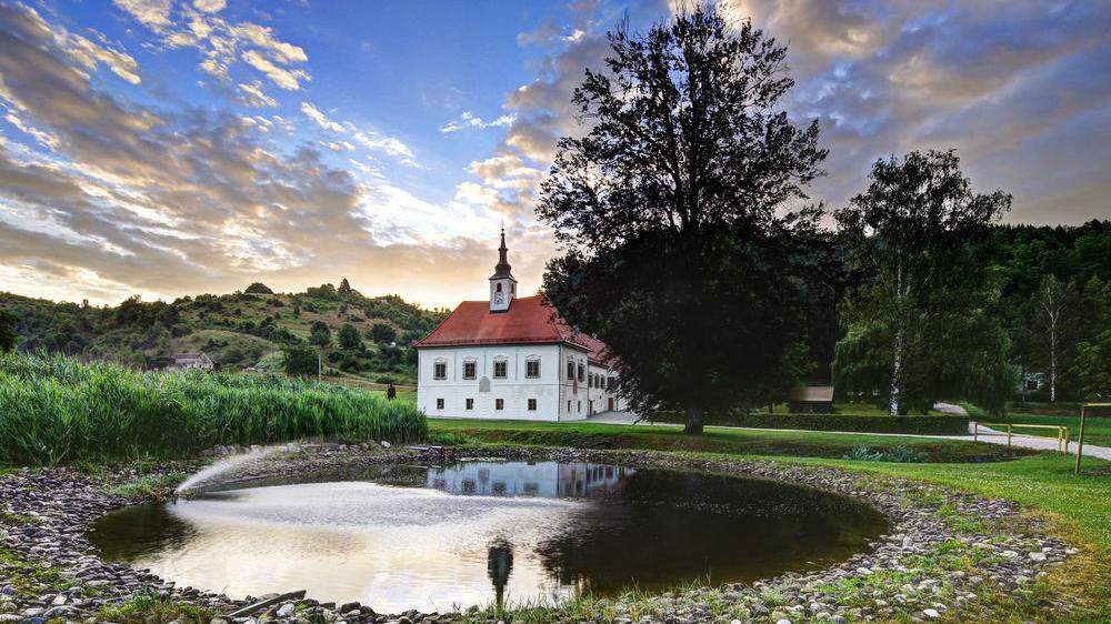 Das Schloss Jaringhof mit dem Weinkeller Dveri Pax auf dem Gut Jarenina in Slowenien nur wenige Kilometer von Spielfeld