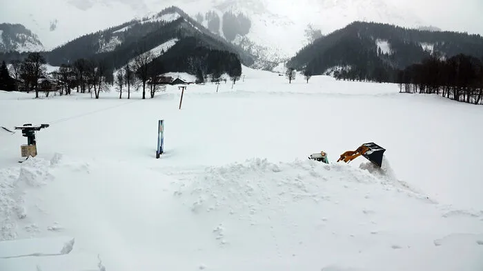 Ein rund vier Meter hoher Schneewall (Bild mittig) soll den verhinderten Lawinenverbau zumindest etwas ersetzen