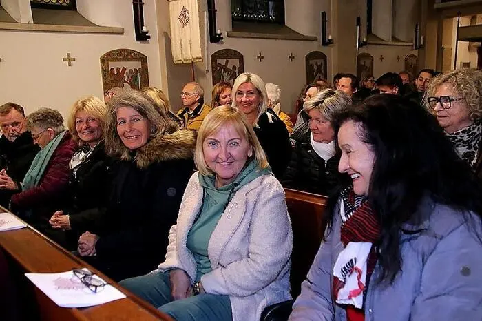 Unter dem Motto „s’kimmt wieder die Weihnachtszeit“ wurden die Besucher in der voll besetzten Kirche mit Liedern und Melodien gefühlvoll auf die Weihnachtszeit eingestimmt.