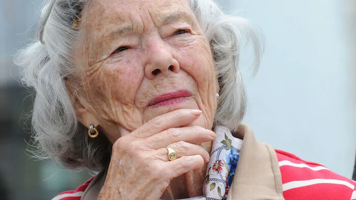 7. Februar: Großbritanniens Liebesromanlegende Rosamunde Pilcher stirbt im Alter von 94 Jahren an den Folgen eines Schlaganfalls. Die Bestsellerautorin hatte mit Werken wie "Wintersonne" oder "Der Brombeertag" ihrer Heimat Cornwall einen Tourismusboom und den TV-Sendern mit den Verfilmungen verlässlich hohe Einschaltquoten beschert.