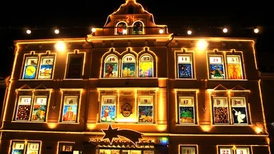 Das Feldkirchner Rathaus präsentiert sich im Dezember als Adventkalender  | Auch das Rathaus wird bald wieder in allen Farben leuchten