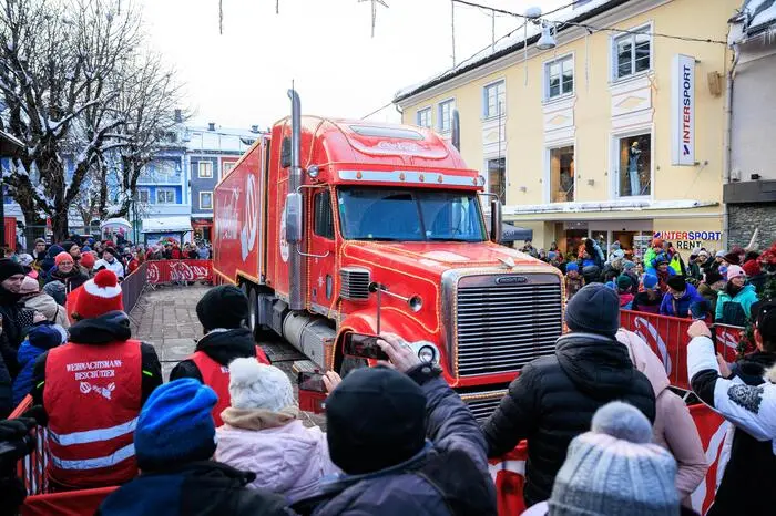 Es warteten schon sehr viele Menschen auf dem Hauptplatz, in erster Linie Kinder, auf die Einfahrt des Trucks