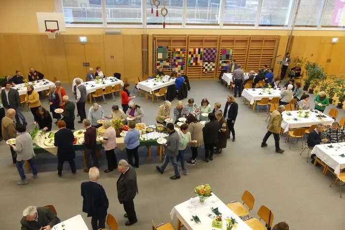 100 Ehrenamtliche nahmen an dem Begegnungstreffen teil, das zum Austausch, Netzwerken und Plaudern genutzt wurde.