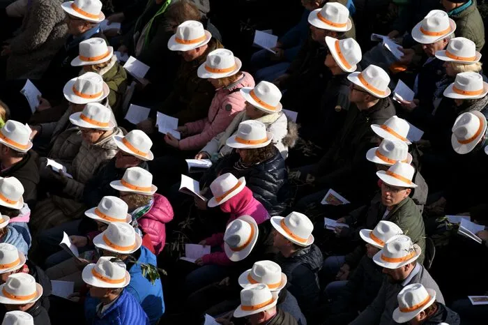 Dort feierte der Papst die Messe. Rund 1,7 Milliarden katholische und evangelische Christen in aller Welt beginnen am Palmsonntag die "Heilige Woche", den Höhepunkt des Kirchenjahres.