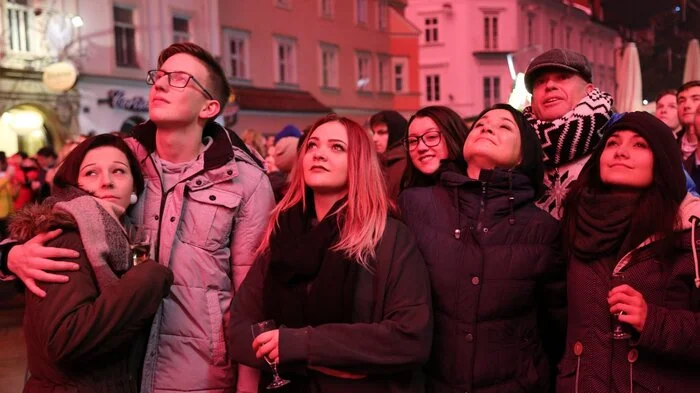 Das sogenannte "tanzende Feuerwerk", das vom Stadtpark am Glacis aus gezündet wurde, sorgte für andächtiges Staunen der Besucher. Besucher aus der Umgebung, aber auch internationale Gäste, zählten laut den Countdown bis Mitternacht mit, bis das minutenlange musikalisch abgestimmte Feuerwerk die Besucher in seinen Bann zog.