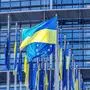 Fahnen der Ukraine und der EU sind aufgezogen vor dem Europaparlament in Strassburg Strasbourg, Frankreich .Foto:Winfried Rothermel *** Flags of Ukraine and the EU are raised in front of the European Parliament in Strasbourg Strasbourg , France Photo Winfried Rothermel 