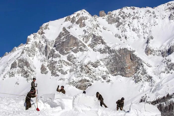 Eine große Lawine hatte tags zuvor den nördlichen Ortsrand von Ramsau am Dachstein erreicht ...