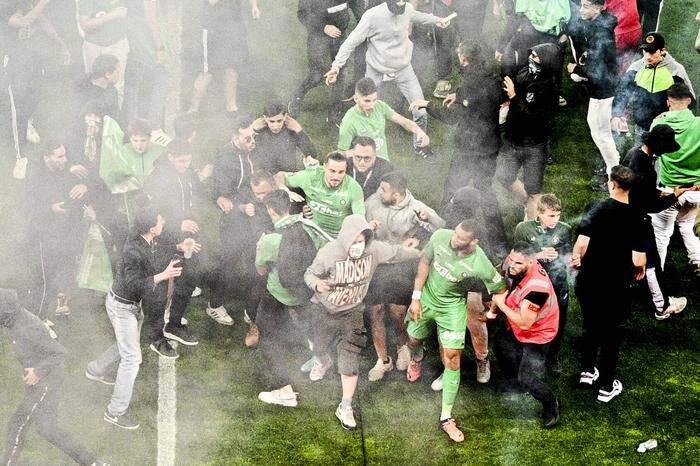 Supporters de St Etienne envahissent le terrain apres la seance de tir aux buts - St Etienne est relegue en Ligue2 Harol