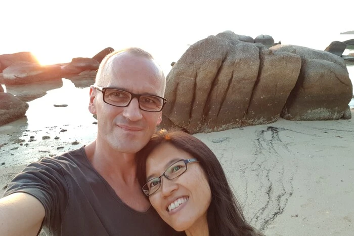 „Ich habe meine Frau Supattra in Österreich kennengelernt, dann haben wir entschieden wir gemeinsam nach Thailand zu gehen. Für mich ist Weihnachten hier die schlimmste Zeit des Jahres (lacht). Ich war ein Weihnachtsfanatiker, habe immer traditionell gefeiert. Thailand ist mehrheitlich buddhistisch, somit feiert man Weihnachten kaum. Im Tourismus schon. Vieles ist sehr kitschig geschmückt. Es fühlt sich für mich aber immer noch komisch an, Weihnachten unter Palmen zu feiern. Wir haben zur Weihnachtszeit Hauptsaison im Restaurant und sind so beschäftigt, dass man nicht zum Denken kommt. Aber wenn ich am 24. Dezember um Mitternacht nach Hause komme und weiß, dass in Österreich gerade Bescherung ist, vermisse ich Weihnachten sehr.“