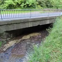 Entlang der B 66 zwischen Feldbach und Bad Gleichenberg werden ab Montag eine Stützmauer und fünf Brücken saniert.