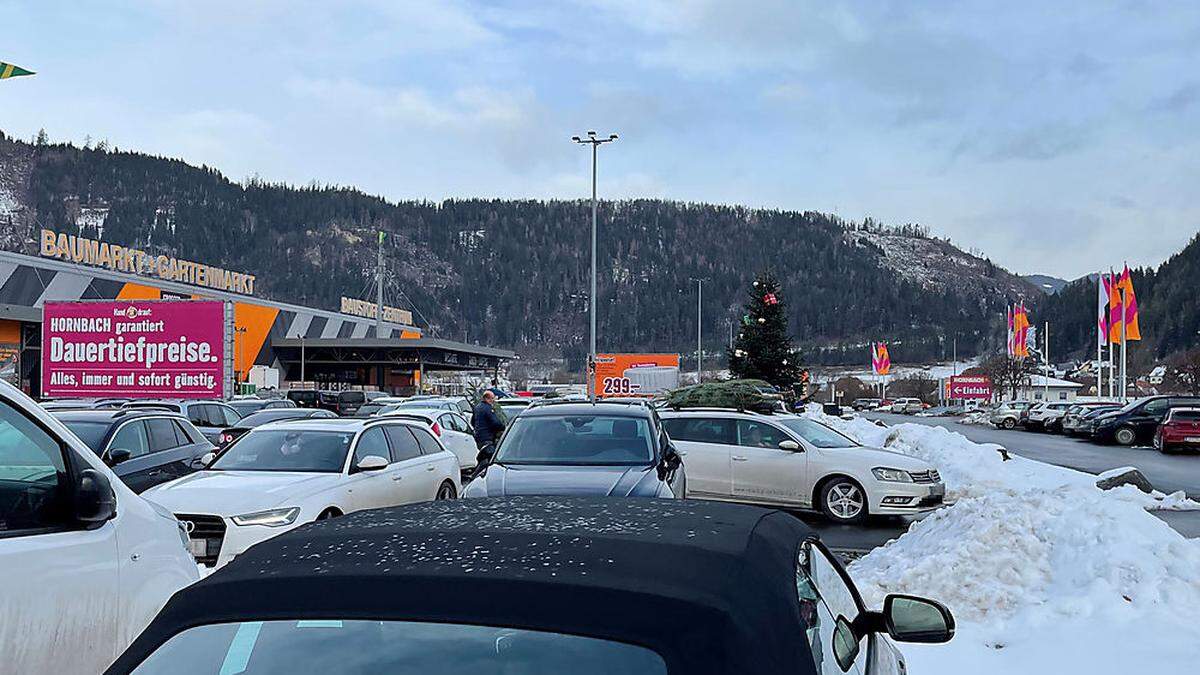 Christbäume waren bei Hornbach am Leobener Prettachfeld Montagvormittag offenbar heiß begehrt 