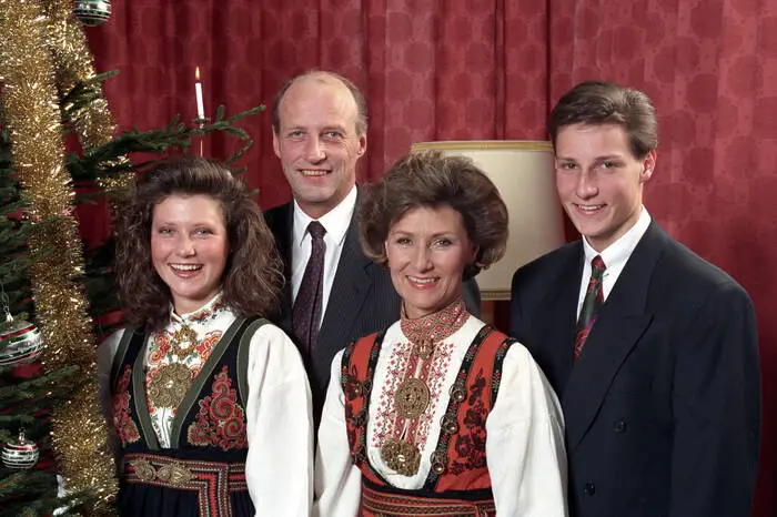 Seit 1991 ist sein Vater König von Norwegen. Haakon wurde von klein auf darauf vorbereitet, eines Tages selbst auf dem Thron zu sitzen.
