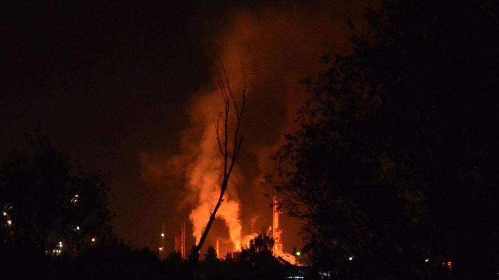 Explosion in Erdölraffinerie: Die Flammen schlugen hoch