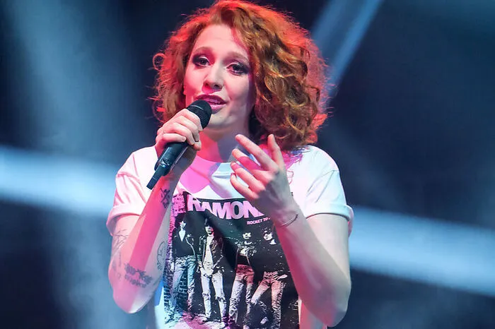 Anna Heimrath aus Graz muss sich mit Fred Owusu aus Graz matchen. Im Duett performen die beiden „Anywhere Away from Here“ von Rag’n’Bone Man &amp; Pink.